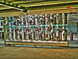 Versorgungsleitungen und Aggregate in einem Krankenhauskeller