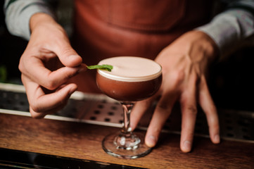 Fototapeta na wymiar Bartender making a relaxing cocktail