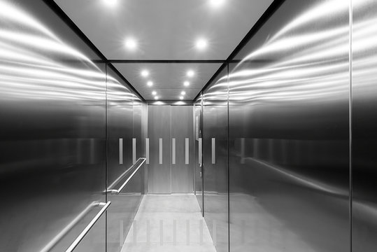 Aufzug aus Glas und Edelstahl