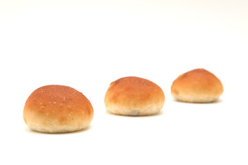三つ並んだ 朝食 レーズンパン テーブルロール 白背景