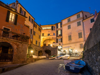 Häuserfassade am Hafen von Tellaro zur blauen Stunde, Ligurien, Italien