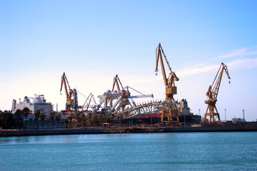 Fototapeta premium gruas para arreglar barcos en la bahia de Cadiz capital, Andalucia. España