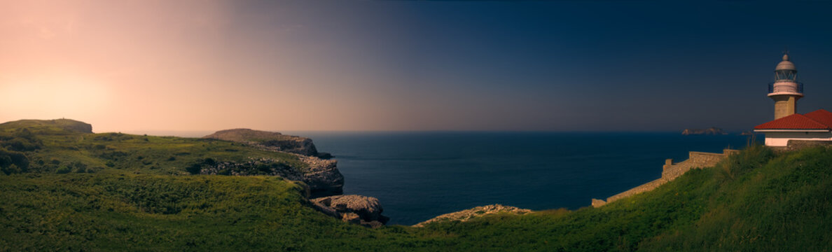 Panor&aacute;mica La Roca blanca y faro, Suances, Cantabria, Espa&ntilde;a