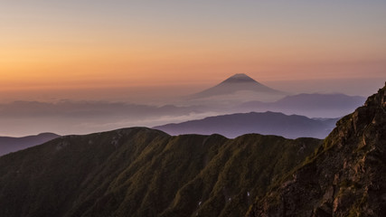 Fototapeta na wymiar 日本の山、南アルプス・北岳から観る富士山　朝焼け
