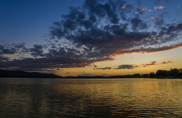 Fototapeta na wymiar Traumhafter Sonnenuntergang mit schöner Wolkenstimmung am Bodensee Sommer
