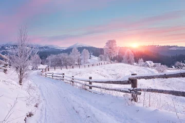 Papier Peint photo Hiver Paysage de campagne d& 39 hiver avec clôture en bois et route enneigée