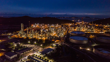 Fototapeta premium Oil refinery industry at night