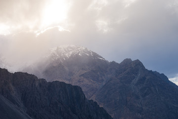 Obraz premium Light casting through cloud over the mountain peak, Hunder sand dunes, Nubra valley, Ladakh