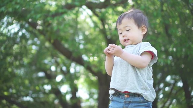 一歳、遊ぶ、公園、笑顔、男の子、女の子、１才、赤ちゃん、歩く、