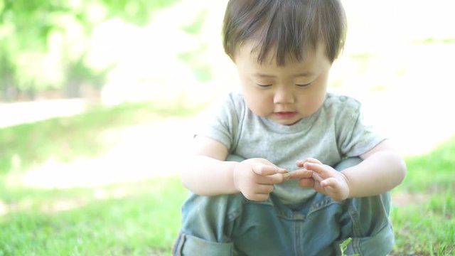 一歳、遊ぶ、公園、笑顔、男の子、女の子、１才、赤ちゃん、歩く、