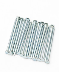 Stahln&auml;gel aufgereiht