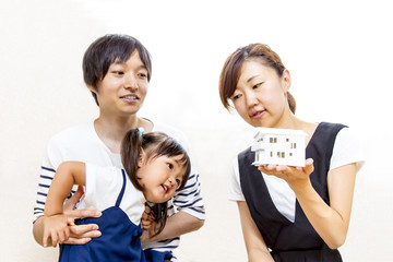 家族でマイホーム購入を検討するイメージ