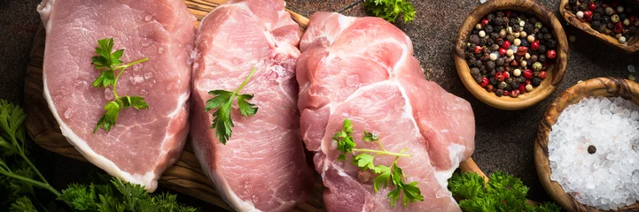 Photo sur Plexiglas Viande Viande fraîche. Steak de porc cru. Format de bannière longue.