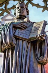 Luther mit Lutherbibel
