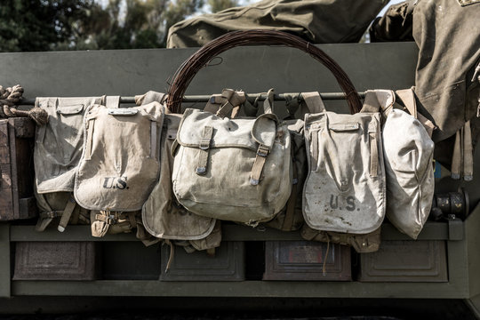 Anciens sacs de l'armée Américaine accrochés à l'arrière d'un véhicule