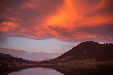 Fototapeta na wymiar Sonnenaufgang in den Schweizer Bergen