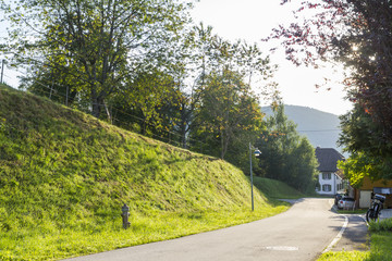 Dorfstraße im Morgenlicht