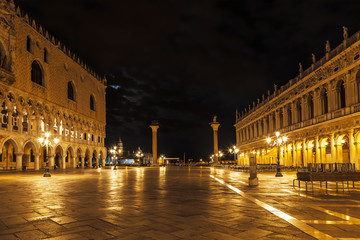 Fototapeta premium Piazza San Marco with the Doge's Palace (Palazzo Ducale) at night, Venice, Italy