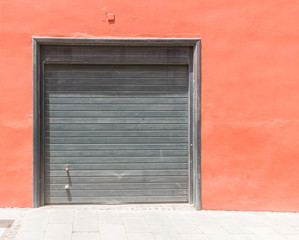 Altes Garagentor einer Garage