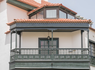 Balkon aus Holz eines kanarischen Hauses