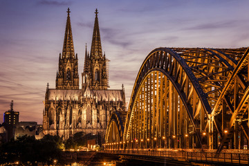 Sonnenuntergang Himmel mit Farben und Wolken über der Skyline der Stadt Köln mit Brücke und Köln Dom, Abendszene über Köln/Köln Stadt mit Kölner Dom/Kathedrale hinter der Hohenzollernbrücke