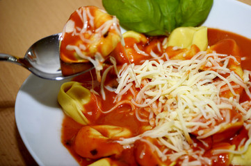 Tortellini auf Löffel