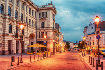 Fototapeta premium Wilno, Litwa: ulica Didzioji na starym mieście o wschodzie słońca