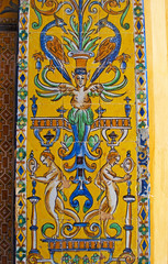Spagna: dettaglio delle pareti decorate dei chiostri del Patio del Crucero, un cortile dell'Alcazar di Siviglia, il palazzo reale esempio di architettura moresca