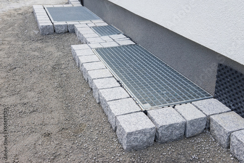 "Einfassung Kellerfenster mit einer Pflasterzeile" Stockfotos und