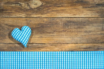 Herz Stoff Blau Hellblau Kariert auf Holz Hintergrund mit Textfreiraum