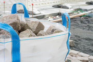Pflastersteine im Big Bag auf der Baustelle