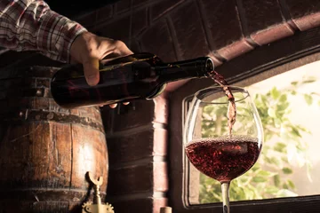 Photo sur Plexiglas Vin Sommelier pouring wine into a glass