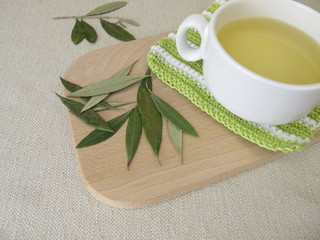 Eine Tasse Olivenblättertee