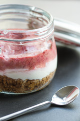 Süßes Dessert - Käsekuchen im Glas mit Erdbeertopping