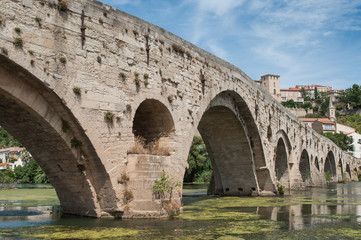Fototapeta premium vue de Béziers avec le pont vieux et la cathédrale St Nazaire