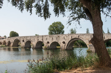 Fototapeta premium vue de Béziers avec le pont vieux sur l'Orb