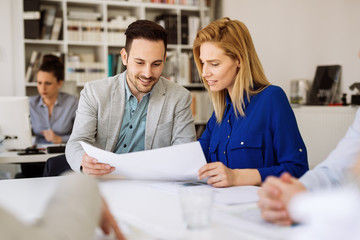 Obraz premium Businesspeople and architects planning