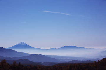 朝霧の漂う高原