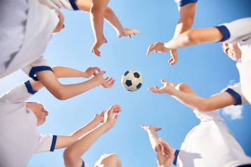 Rolgordijnen Junior Football Team Throwing Ball © Seventyfour