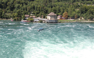 Rheinfall bei Sonnenschein.