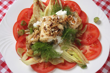 Heilbutt an Fenchel mit Joghurtdressing und Haselnüssen
