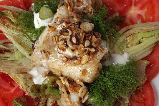 Heilbutt an Fenchel-Tomaten-Salat mit Haseln&uuml;ssen