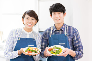 野菜のサラダ・楽しそうなカップル