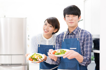 野菜のサラダ・楽しそうなカップル