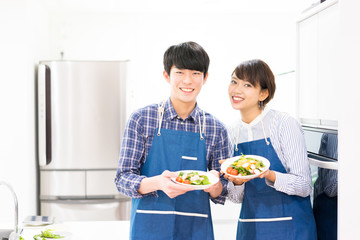 野菜のサラダ・楽しそうなカップル