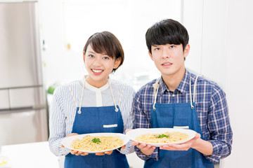 パスタの出来栄えに満足するカップル