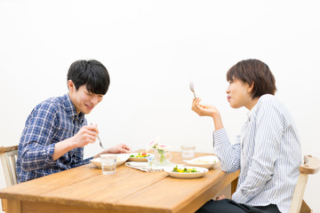 幸せなカップルの食事風景