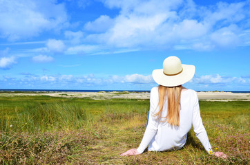 junge Frau entspannt in den Dünen der Insel Rømø, Lakolk Strand, Dänemark