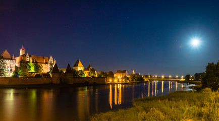 Fototapeta na wymiar Night view of the castle Teutonic in Malbork, Poland