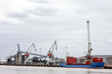 Port de chargement et cargo
